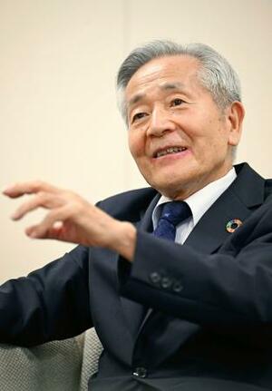 インタビューに答える安斎隆氏