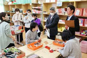 就労に向けた作業学習を見学する企業の採用担当者ら=長岡市日越