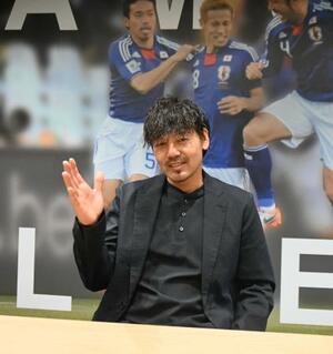 インタビューに応じる松井大輔理事長=5月、東京都内