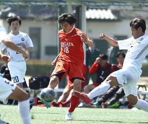 新潟-山梨 後半、新潟県代表のシュートを狙うFW谷厚史朗(中央)=山梨県