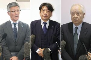 左から桜井雅浩市長、小早川智明社長、品田宏夫村長