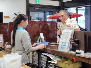 職員が強盗への対応を確認した訓練=9月2日、南魚沼市のゆきぐに信用組合石打支店