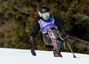　公式練習で滑走するパラアルペンスキー女子座位の村岡桃佳＝４日、コルティナダンペッツォ（共同）
