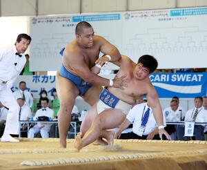 団体戦予選3回戦 突き出しで勝利した海洋のニャムオチル・トゥルボルド(左)=大分県宇佐市(写真映像部・永井隆司)