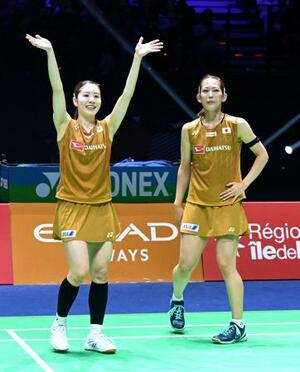 　女子ダブルス準決勝で敗退した志田千陽（左）、松山奈未組。ペアを解消するため最後の試合となった＝パリ（共同）