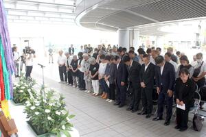 長崎原爆犠牲者の追悼式で黙とうする参列者=9日、新潟市役所