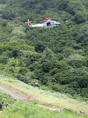 山岳救助訓練で遭難者を引き上げる訓練に参加した県消防防災航空隊のヘリコプター=妙高市