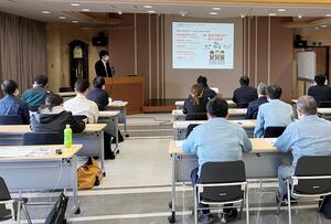 企業向けにサイバーセキュリティー対策の事例などを解説したITスクエアのセミナー=燕市