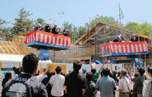 建設中の新施設前で4回に分けて行われた餅まき。住民約500人がお菓子を拾った=5月5日、新発田市島潟