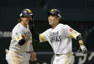 3回、2ランを放ち野村(左)とタッチを交わすソフトバンク・近藤=みずほペイペイドーム