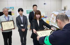 感謝状を受ける名塚麻美さん＝長岡市来迎寺