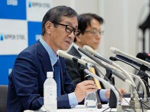 USスチールの買収完了について記者会見する日本製鉄の橋本英二会長。奥は森高弘副会長=19日午前、東京都千代田区