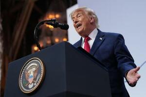17日、G7サミットの閉幕後、フランス東部エビアンで記者会見するトランプ米大統領(AP=共同)