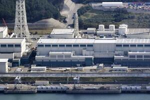 　新潟県の東京電力柏崎刈羽原発の６号機（中央）＝２０２５年１１月（共同通信社機から）