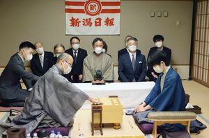 2023年3月に新潟市で行われた渡辺明棋王(左)と藤井聡太五冠=いずれも当時=による棋王戦第3局=新潟市中央区