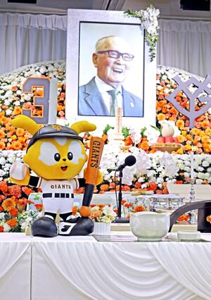 葬儀・告別式で祭壇に飾られた長嶋茂雄さんの遺影=8日午前、東京都内(読売新聞社撮影)