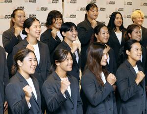 W杯に臨む日本代表の発表会見で、笑顔を見せる向來桜子(中列左から2人目)=東京都内