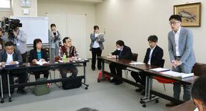 地域医療の充実を求め、県地域医療政策課の浅見裕之課長(右)らと懇談する「地域医療を守る新潟県実行委員会」のメンバー=23日、県議会