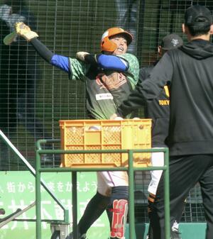 巨人の秋季キャンプに合流し、打撃練習をする育成ドラフト5位の知念=ジャイアンツタウンスタジアム