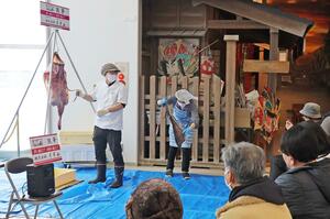 道の駅「越後出雲崎天領の里」で行われたアンコウのつるし切りイベント＝出雲崎町尼瀬