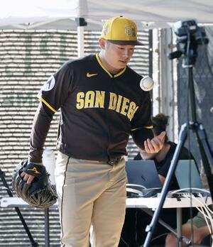 10日、ブルペンで投球練習するパドレス・松井=ピオリア