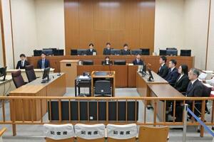 　北海道・知床半島沖の観光船沈没事故で、運航会社社長桂田精一被告の初公判が行われた釧路地裁の法廷＝１２日午前（代表撮影）