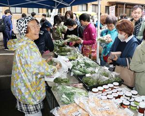 大勢の買い物客でにぎわった「山古志直売所まつり」=長岡市山古志竹沢