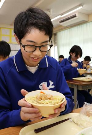 地元の幼竹で作ったメンマを、給食のラーメンにトッピングした田上中の生徒=田上町原ケ崎新田