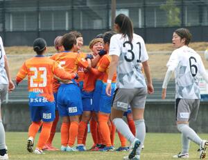 新潟L-マイナビ仙台 前半19分、MF杉田亜未が追加点を挙げ、喜ぶ新潟Lの選手たち=サンフレッチェビレッジ広島第一球技場(新潟L提供)