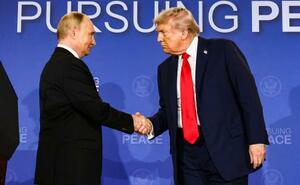 共同記者発表後、握手するロシアのプーチン大統領(左)とトランプ米大統領=15日、米アラスカ州アンカレジ(ロイター=共同)