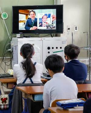 校内放送でノーベル賞について学ぶ児童たち=11日午前、大阪府寝屋川市