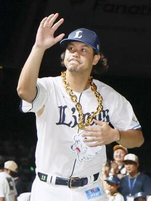 　ファンの歓声に応える西武・高橋＝昨年７月、ベルーナドーム