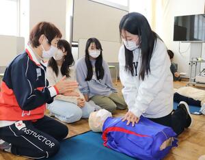 心肺蘇生法を学ぶ刈羽小の６年生＝刈羽村割町新田