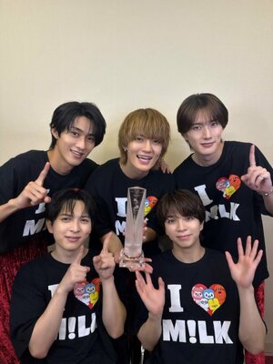 「オリコン上半期ランキング2026」合算シングルランキングを受賞したM!LK（上段左から）曽野舜太、佐野勇斗、山中柔太朗（下段左から）吉田仁人、塩崎太智