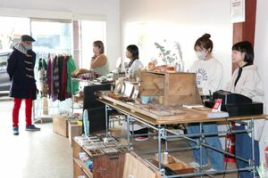 多彩な店舗が集まり初めて開催された「ゆるゆる蚤の市〜ヨリドリミドリ〜」=三条市神明町