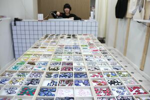 ワッペンワーク専門店のヨット。色とりどりの刺しゅうワッペンをそろえている＝長岡市殿町１