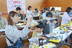 味付けをしてオリジナルのポテトチップスをつくる親子