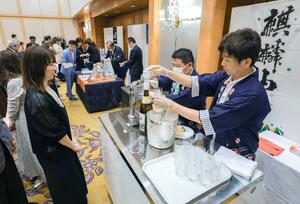 県産食材を使ったフランス料理と「酒ハイ」を楽しむイベント。新たな飲み方を試そうと、酒蔵のブースに参加者が並んだ=5月、新潟市中央区
