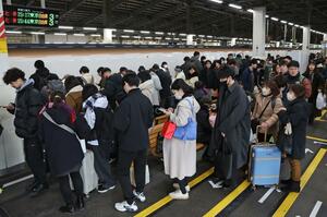 帰省客のUターンで混み合う新幹線ホーム=1月3日、JR新潟駅