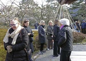 訪日客でにぎわう兼六園=3月、金沢市