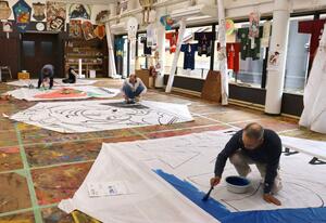 8畳ほどの六角凧の絵付けをする絵師たち=見附市今町1