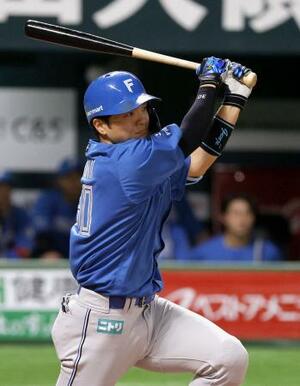 4回日本ハム無死一塁、郡司が右中間に先制2ランを放つ=みずほペイペイドーム
