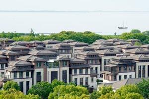 中国江蘇省蘇州市の太湖湖畔に立ち並ぶマンション=5月(共同)