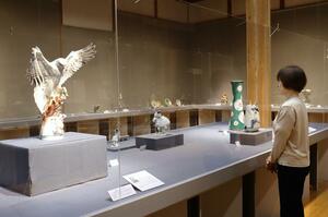 マイセンの歴史や軌跡を紹介する磁器が並ぶ企画展=新潟市西区