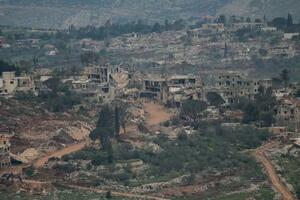 　レバノン南部の破壊された建物＝２６日、イスラエル北部から撮影（ロイター＝共同）