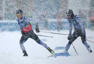 　男子団体スプリント　後半距離で山本涼太（右）から渡部暁斗にリレー＝テーゼロ（共同）