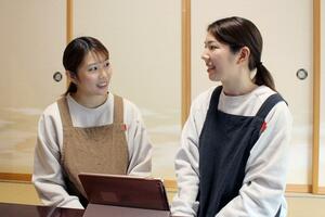 施設で打ち合わせをする助産師の小嶋佳奈さん（左）と太田かれんさん＝新潟市西区立仏
