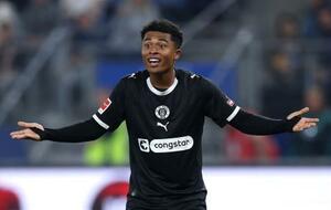 サッカーのドイツ1部リーグで、ハンブルガーSVとのダービーマッチに出場したザンクトパウリの藤田譲瑠チマ=29日、ハンブルク(ゲッティ=共同)