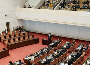 県民投票条例の制定を求める市民団体のメンバーが意見陳述した県議会臨時会=16日