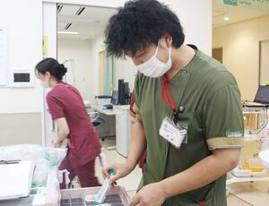 魚沼基幹病院の看護師、齊藤将太郎さん。緑色の制服は看護師の特定行為研修を受けていることを示す＝南魚沼市浦佐